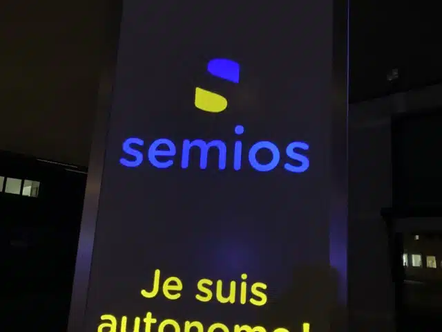 Semiosun - le totem autonome 100% personnalisable par Semios