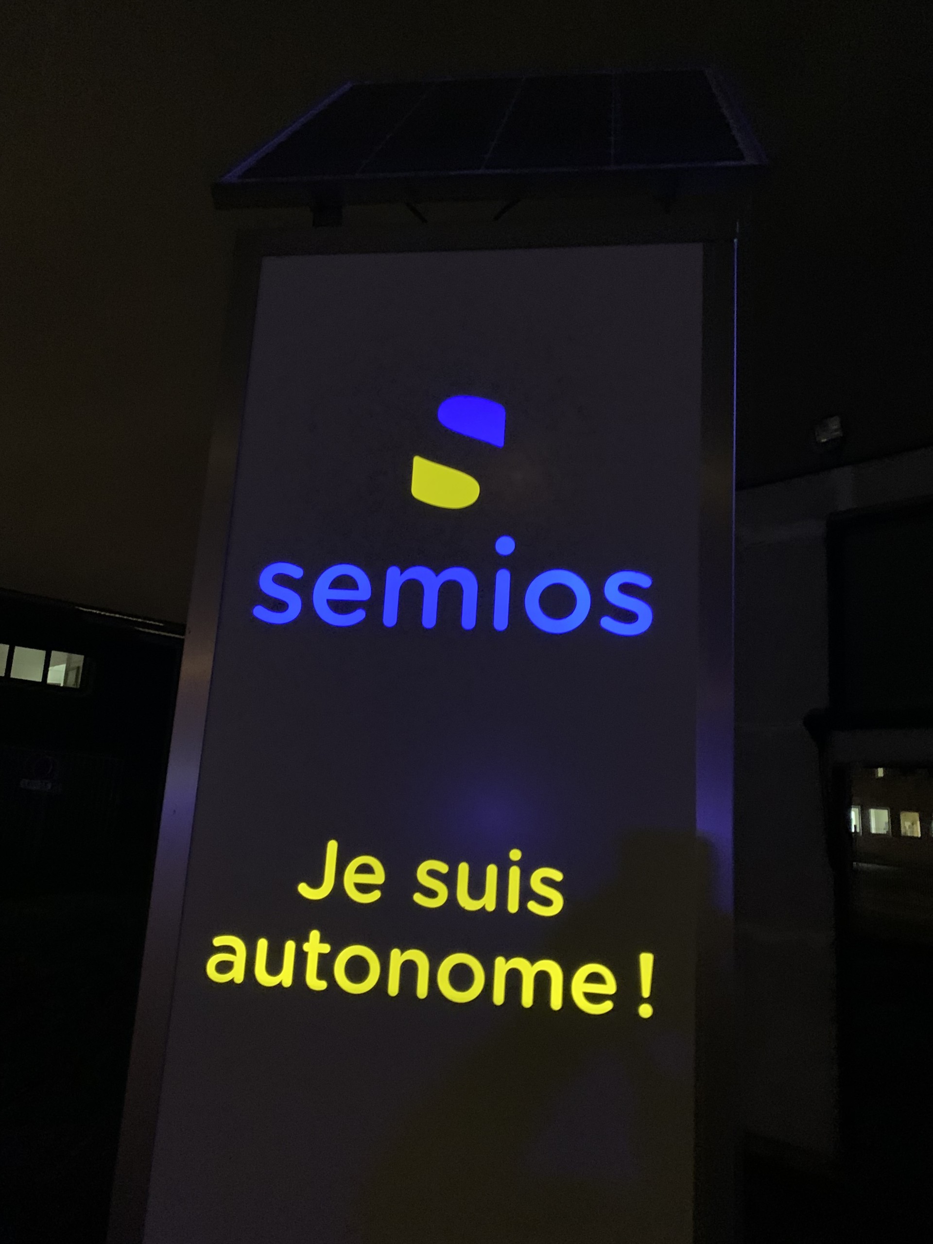 Semiosun - le totem autonome 100% personnalisable par Semios