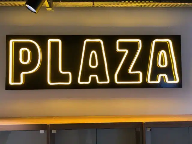 Signalétique informative effet néon - Semios