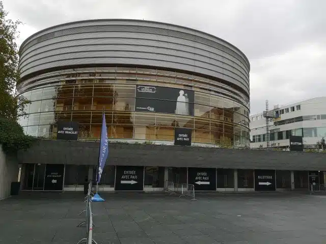 vitrophanie sur l'auditorium de la cité des congrès par Semios