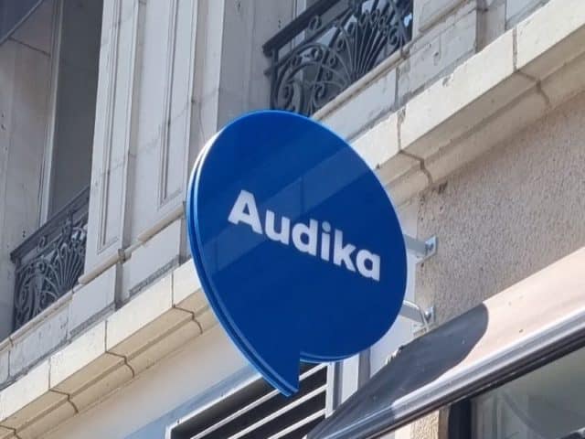 Enseigne drapeau d'une boutique Audika par Semios