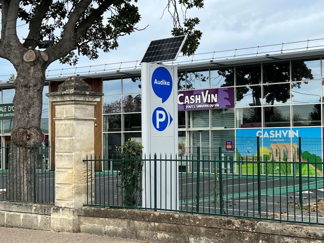 totem de signalétique parking lumineux et solaire pour audika à Libourne par Semios