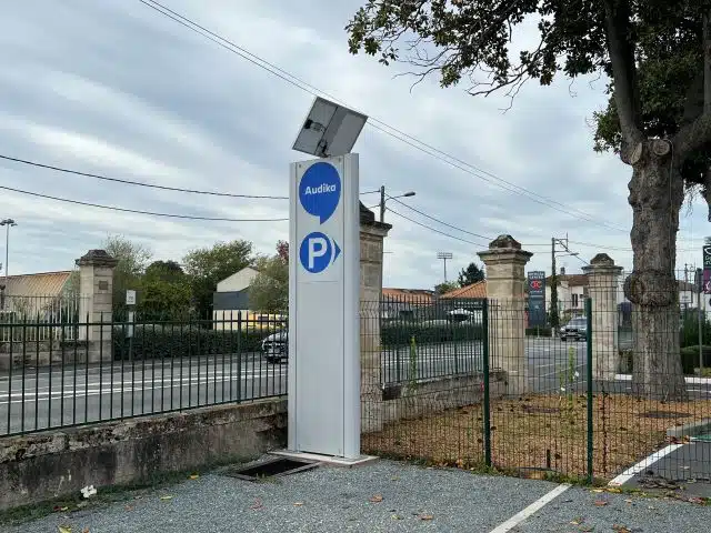 totem lumineux solaire de signalétique parking pour audika à libourne par semios