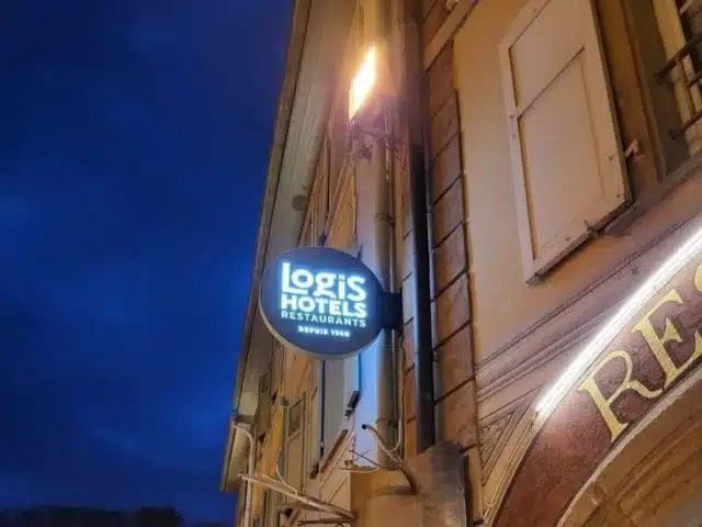 enseigne extérieure lumineuse drapeau pour logis hotels par semios