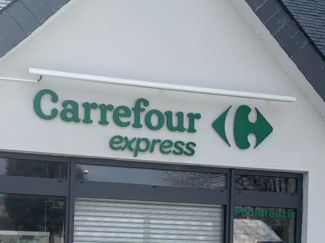 Enseigne lumineuse du Carrefour Express de Pouldreuzic par Semios