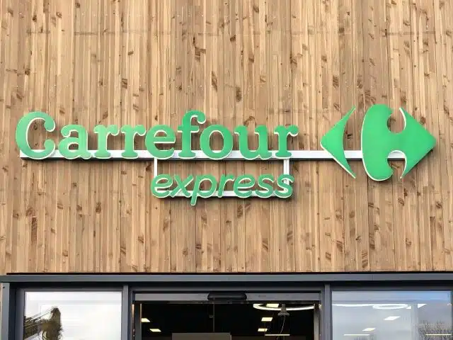 Enseigne lumineuse extérieure Carrefour Express par Semios