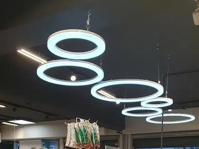 Signalétique suspendue décorative lumineuse réalisée par Semios dans un Carrefour Express par Semios