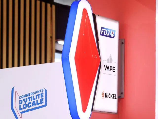 Carotte lumineuse d'un bureau de presse, tabac et PMU...