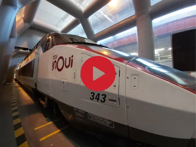 Vue de face du nez d'un TGV InOui de la SNCF, refait à neuf.