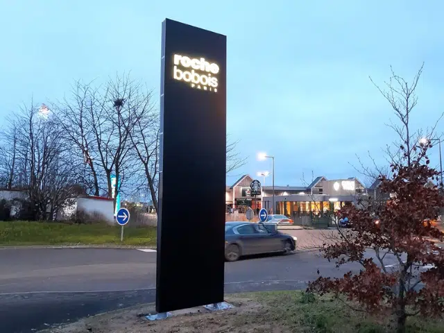 Totem pour la marque Roche Bobois, intégrant des panneaux solaires pour être autonome.