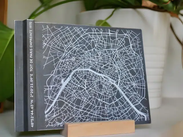 Plaque de Zinc brute sérigraphiée en blanc avec comme visuel les rues de Paris.
